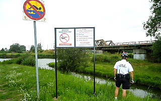 Policja i straż miejska kontrolują dzikie kąpieliska na rzece Elbląg